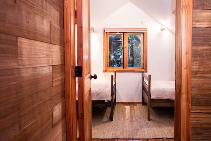 Sehemu iliyoundwa ili kushiriki na kupumzika. Chumba chetu cha watu wawili kinakusubiri kwenye ghorofa ya pili ya Casa Gramado