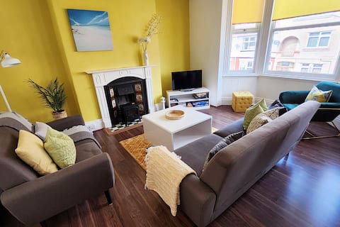 VICTORIA 24:   Close to Llandudno promenade