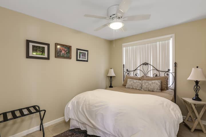 1号卧室、1.8米宽双人床和衣柜