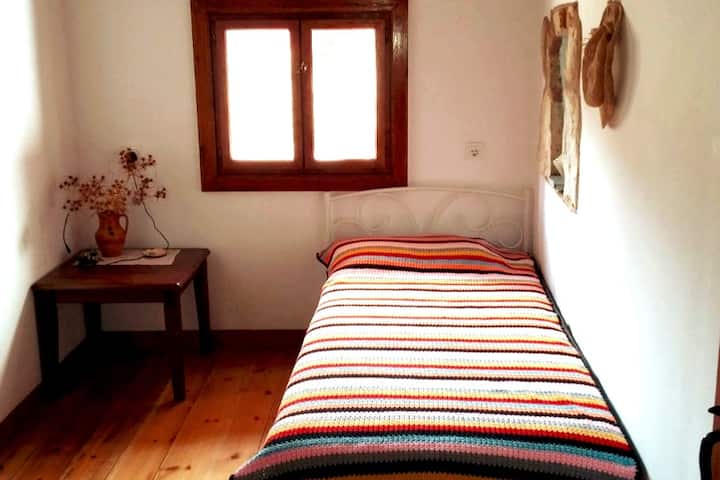 Jednostruka spavaća soba s dva kreveta za jednu osobu. Drugi je krevet za jednu osobu iza kamere.