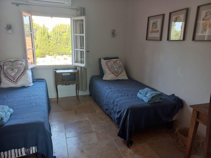 Спалня 4 на 1 - ви етаж в конфигурация 2 единични легла
Възможна е и конфигурация на двойно легло с размер 160 см