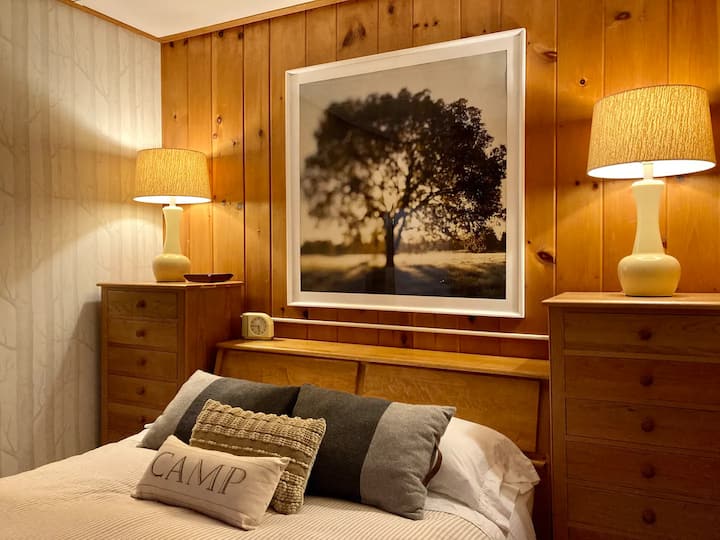 Segundo dormitorio con cama tamaño queen, colchón de doble calefacción, tocadores y calentador.