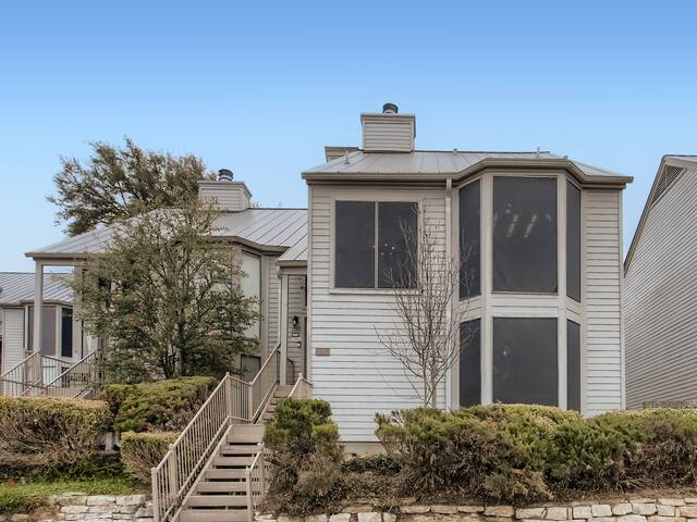 Huge Luxury Townhome/Condo in Lakeway/Austin