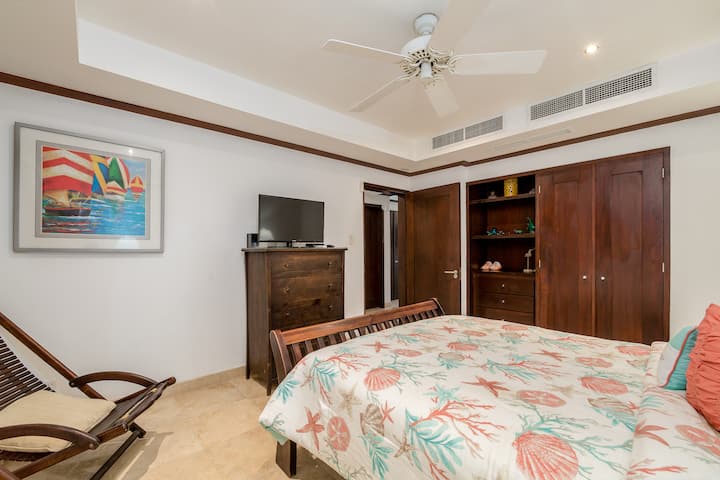 Dormitorio doble con aire acondicionado en el techo