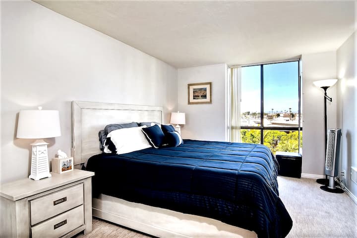 新装修的主卧配备加大双人床。