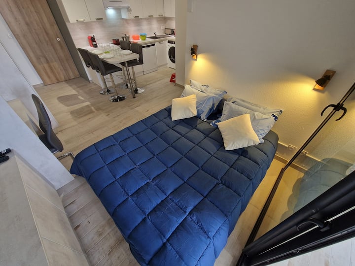 ️ Sebule yenye kitanda cha sofa cha 160 x 200 cm (kinalala watu 2) kikiwa wazi, sehemu 2 za kusoma, TV kubwa ya TCL yenye skrini tambarare iliyounganishwa (SFR Wi-Fi, chaneli 180), dawati, vifaa vya hali ya juu vya SCHMIDT vyenye makabati/wodi, ufikiaji wa loggia na madirisha yenye rangi ya bay.