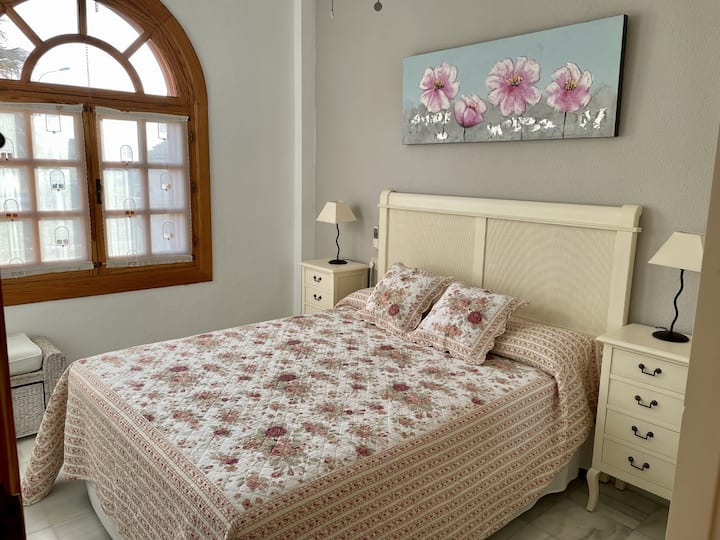 ห้องนอนขนาดควีนไซส์ชั้นล่าง