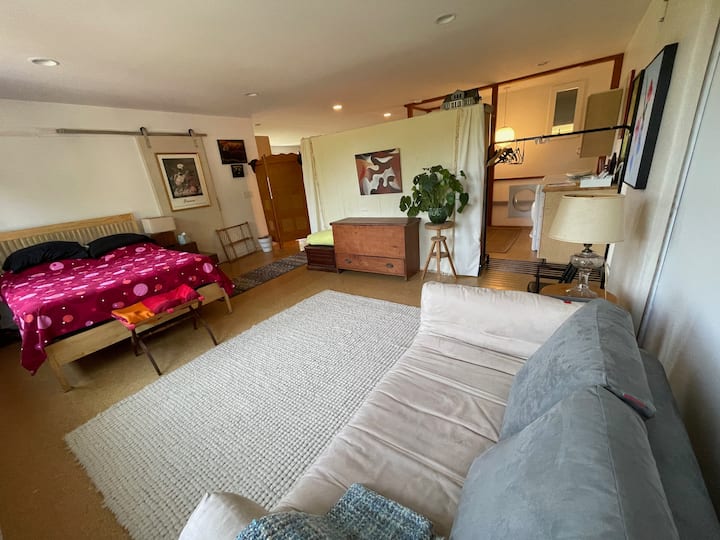 Pamje nga "dhoma e gjumit" deri në ambientin kryesor të ndenjjes.