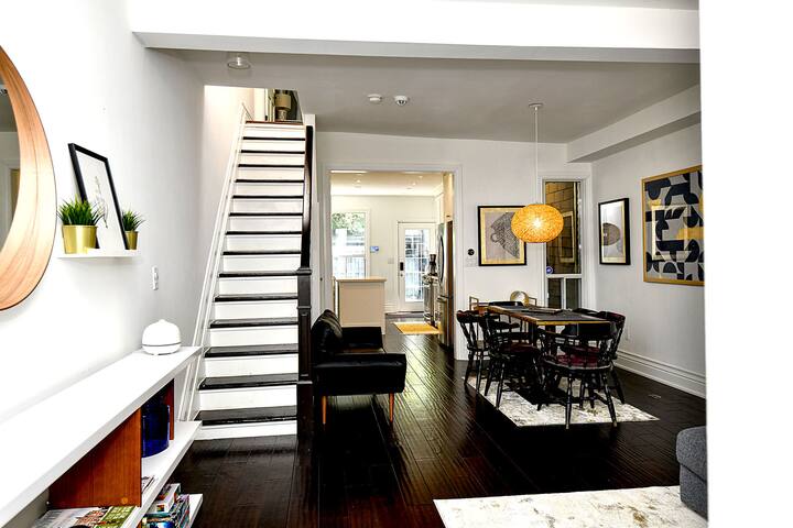 Executive Home Heart of Toronto Restyled w/Parking gallery image 2