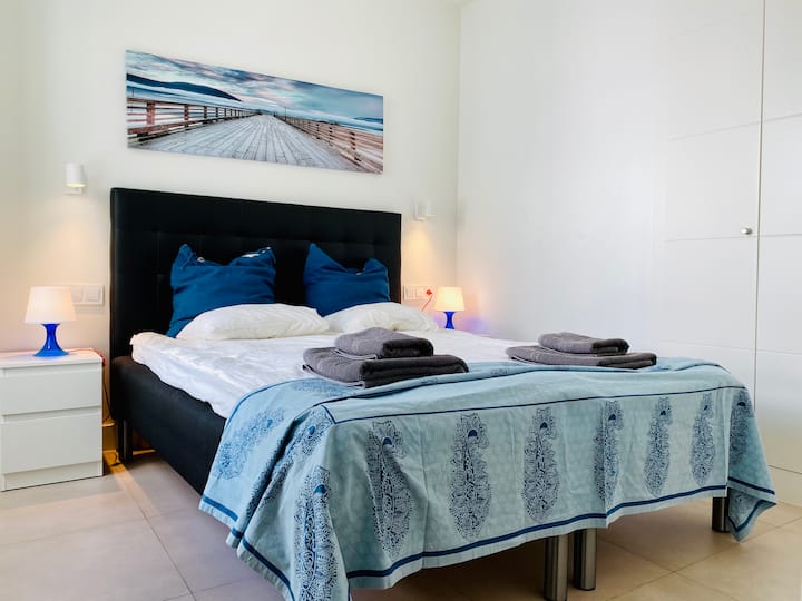 Dhomë gjumi kryesore me krevat të madh 160x200, gardërobë të integruar