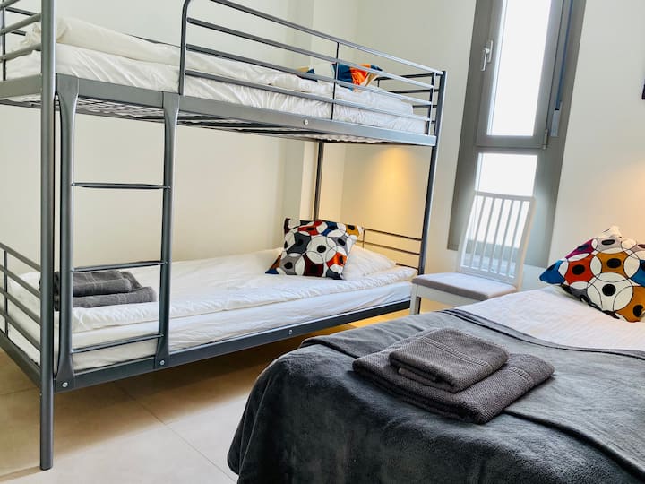 Dhomë gjumi me krevat tek dhe krevat marinari. Ndërtuar në gardërobë.