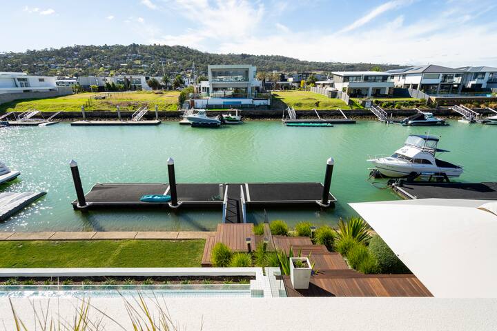 “Crown Cove” LUXURY Resort waterfront + 18m JETTY! gallery image 5