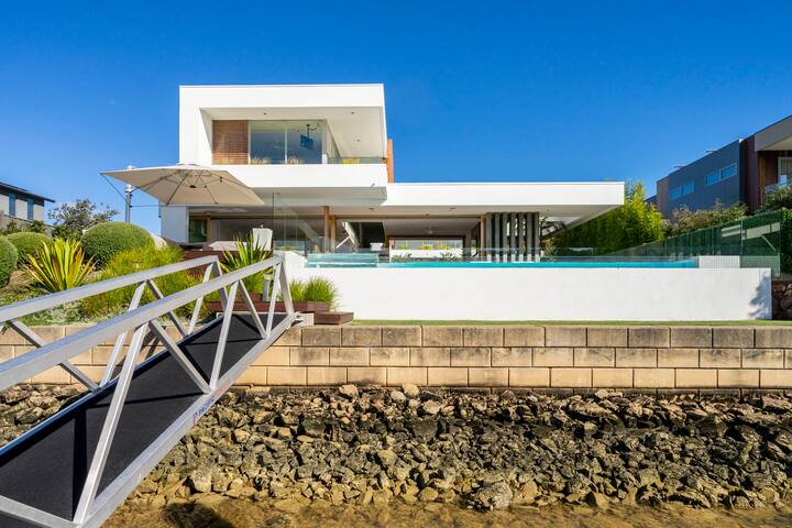 “Crown Cove” LUXURY Resort waterfront + 18m JETTY! gallery image 3