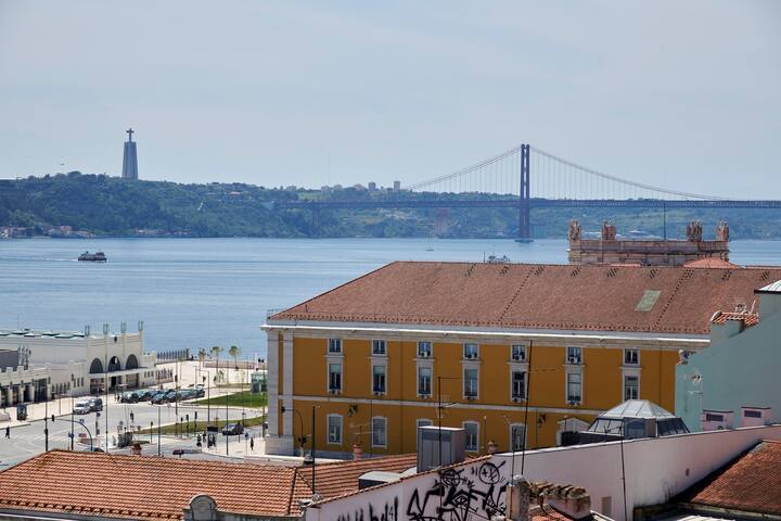 Amazing River View with balconies! 2br/2wc/AC/Lift gallery image 3