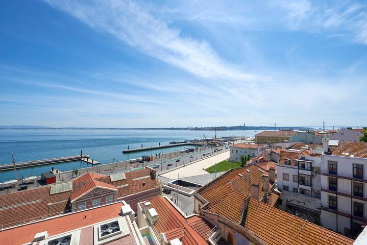 Amazing River View with balconies! 2br/2wc/AC/Lift gallery image 2