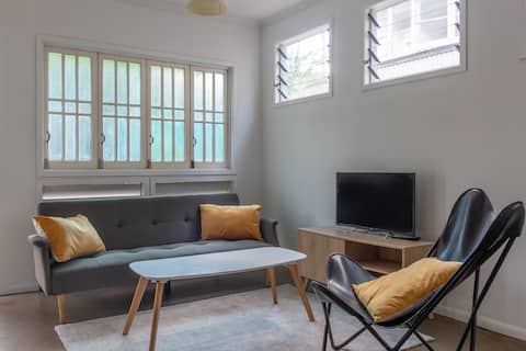 Popular Airbnb listing: Quiet 3 BR apartment in Cairns North in Cairns North