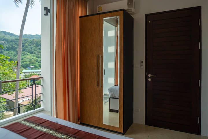 Chumba cha 4 cha kulala kiko kwenye ghorofa ya tatu, ghorofa sawa na eneo la kuishi na la kula na bwawa la kuogelea. Bafu liko nje ya chumba cha kulala.