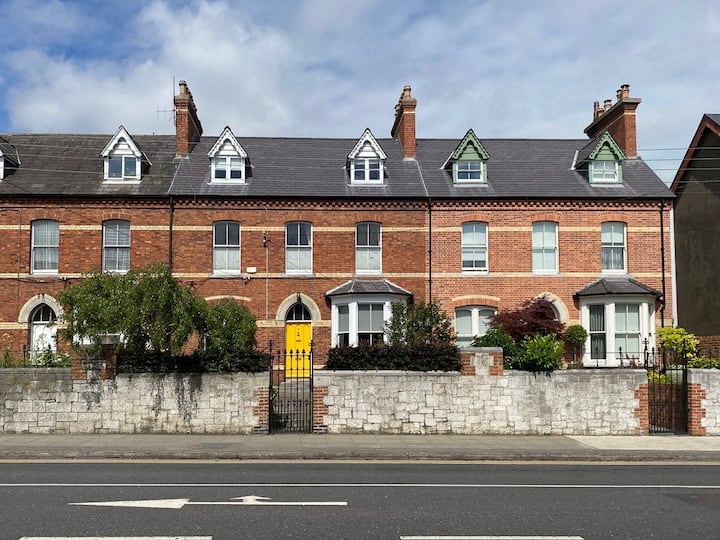 Victorian home in Corks City Centre Townhouses for Rent in County