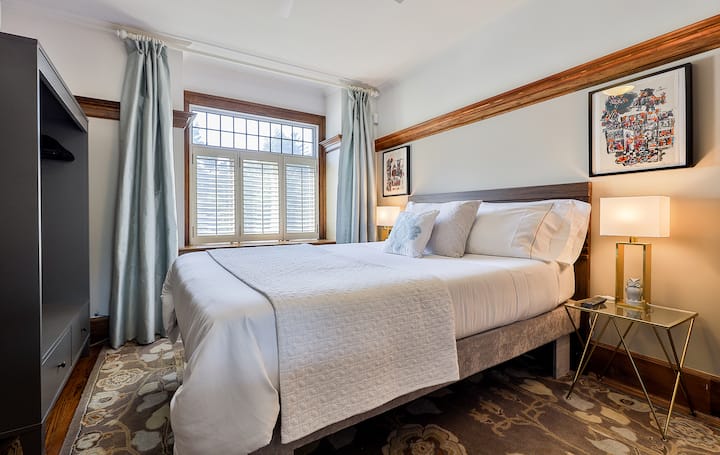 The Fireplace Bedroom (2nd floor)
Beautiful west-facing bedroom features Queen size bed with Caspar mattress, gas fireplace, hanging wardrobe, TV, hardwood floors, large window facing the front garden, 40" TV and bookshelves. Serene and relaxing.