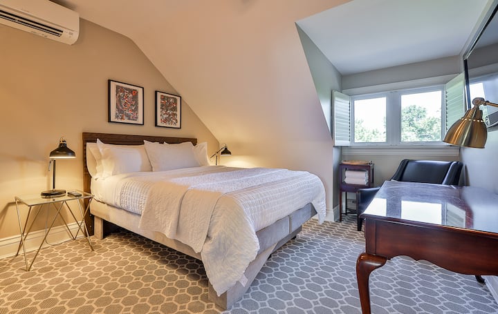 The Treetop Bedroom (3rd floor)
Large Bedroom with back garden view, queen bed, mahogany desk, walk-in closet with built-ins, designer broadloom, Smart TV. Serene.