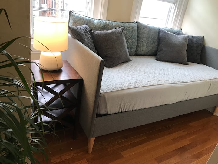 غرفة نوم صغيرة ثالثة بسرير نهاري واحد.