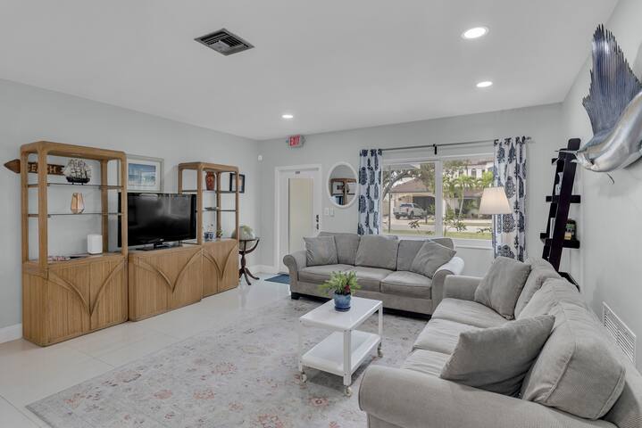 Island Oasis ~Steps to beach, tikihut, heated pool gallery image 4