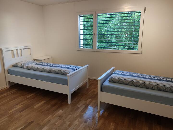 Schlafzimmer 1, 2 Einzelbetten oder 2 nebenander.

Parents Bedroom 1
with 2 separate Single bed or beside