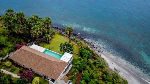 Beautiful 3 bedroom villa + infinity pool facing the sea