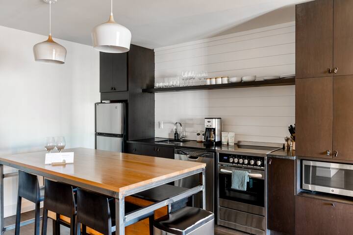 2BR Suite: Walk Downtown, Full Kitchen & Living gallery image 5