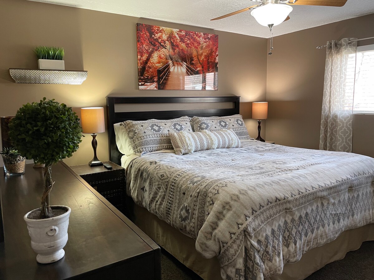 Поглед кон главната спална соба од  влезот