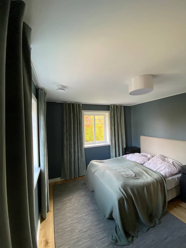 ห้องนอน 1 เตียงคู่ขนาด 140 ซม. ชั้น 2