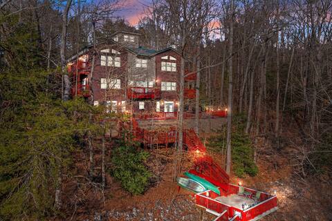 Lakefront Mansion; Sleeps 20; Pool Table & Theatre
