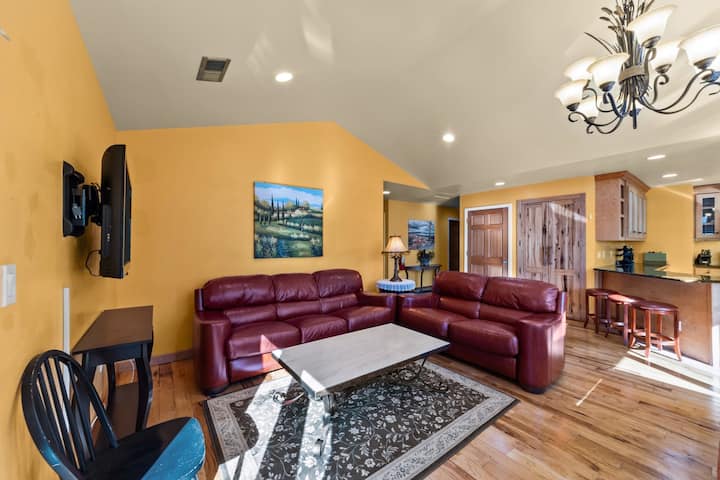 โซฟาหนังของห้องนั่งเล่นสะดวกสบายมาก