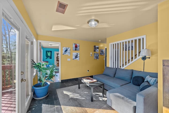 ห้องที่ 3 นี้ตั้งอยู่บนชั้นกลางของที่พัก  โซฟาดังทำเป็นเตียง

(ที่นี่ยังเป็นที่ตั้งของเราเตอร์ไวไฟในกรณีที่คุณต้องการรหัสผ่าน)