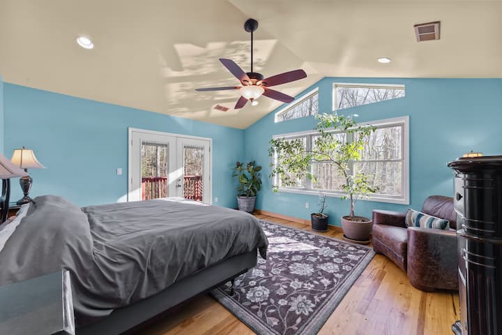 มาสเตอร์สวีทพร้อมตู้เสื้อผ้าแบบวอล์คอินและหน้าต่าง 3 ชั้นหันหน้าไปทางอ่าวส่วนตัวริมทะเลสาบ

ประตูสไตล์ฝรั่งเศสนำไปสู่ดาดฟ้าส่วนตัวของห้องนอน  