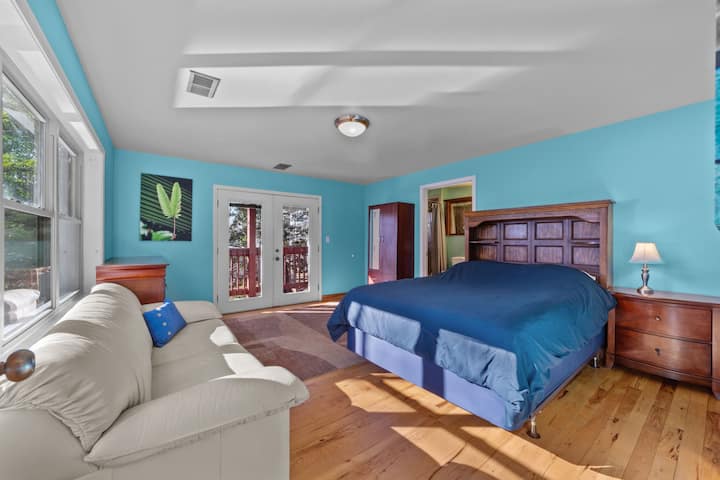 นี่คือห้องนอนตะวันตกตอนกลางที่มีห้องน้ำส่วนตัว (ห้องน้ำ 2) โซฟาตู้เสื้อผ้าและตู้เสื้อผ้า 

แน่นอนว่ามีวิวทะเลสาบและอ่าวจากหน้าต่างและดาดฟ้า