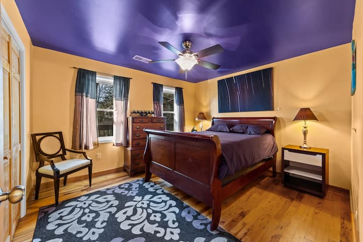 ห้องนอน 4: ห้องนอนแรกที่คุณเจอเมื่อเข้ามาในที่พัก มีห้องน้ำและห้องซักรีดตั้งอยู่ตรงข้ามห้องโถงอย่างสะดวกสบาย