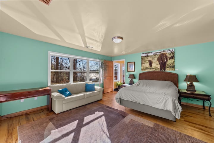 ห้องนอนชั้นกลางด้านตะวันออกมีเตียงขนาดควีนไซส์ห้องน้ำในตัวโซฟาหนังขนาดใหญ่โต๊ะทำงานโต๊ะกลางคืนและตู้เสื้อผ้าแบบวอล์คอิน

นี่คือห้องนอนสไตล์แอฟริกันที่มีรูปถ่ายจากซาฟารี 15 แห่งที่เขานำไปที่นั่น  