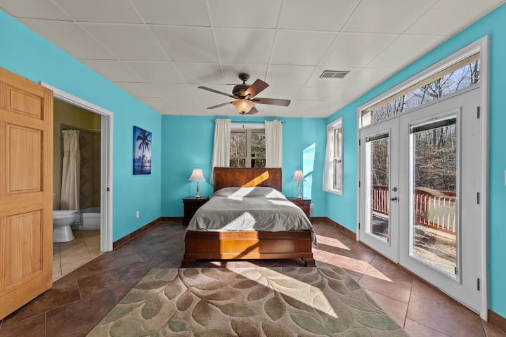 ห้องนอนสวีทของชั้นล่างมีห้องน้ำส่วนตัวและทางเข้าส่วนตัว ประตูสไตล์ฝรั่งเศสเป็นทางไปสู่ทะเลสาบและพื้นที่ปิ้งย่าง