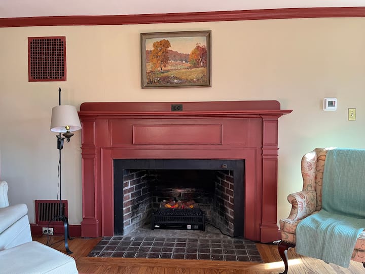 The Little House - A Historic New England Cottage. - バーリントン, MA