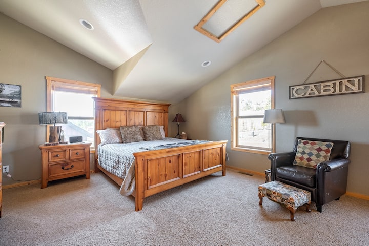 Tout le monde se battra pour cette chambre principale spacieuse à l'étage! (Chambre n° 1)