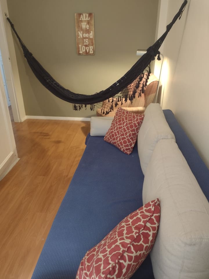 ห้องนอนที่สองมีเปลญวนเก้าอี้นวมที่สะดวกสบายและโซฟาเบดแบบแยกส่วน (สามารถเปลี่ยนเป็นเตียงคู่หรือเตียงเดี่ยวสองเตียงได้)