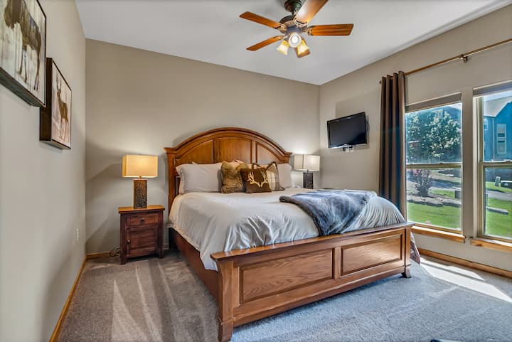 2号卧室位于主楼层，配有一张舒适的加大双人床！