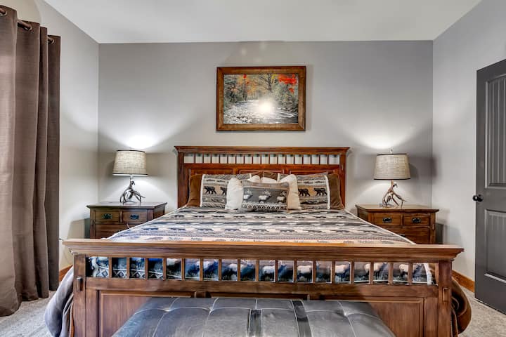 主卧室设有一张加大双人床和豪华的床品，让您睡个好觉！