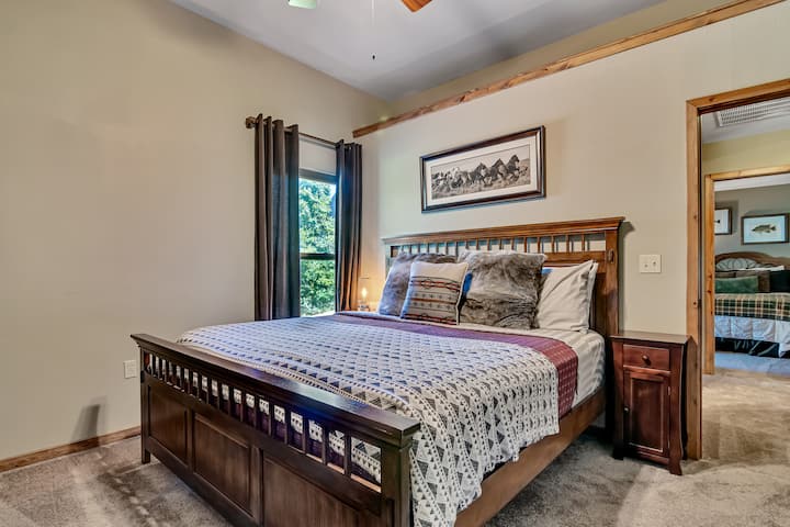 4号卧室还有一张加大双人床，让每个人都能睡个好觉！