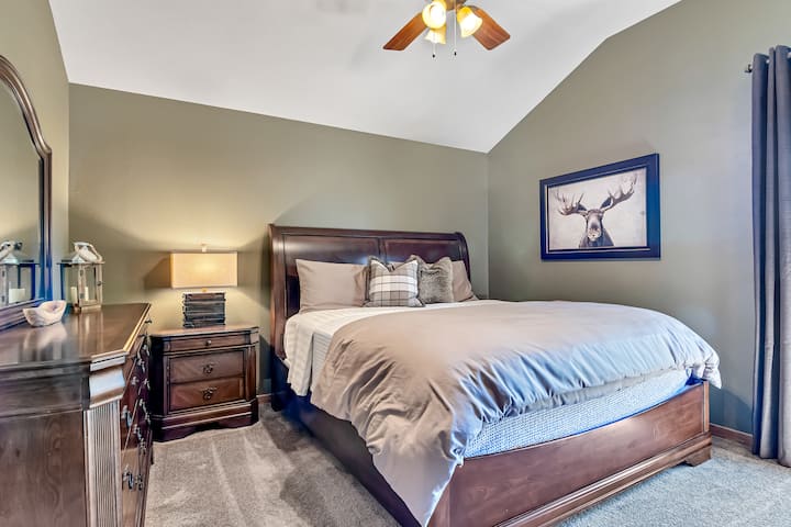 楼上还有另一间主套房， 3号卧室还有一张加大双人床！