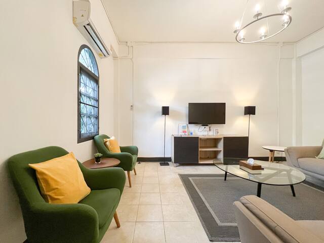 Neveu:The Boutique, 5 bedrooms Apt@MRT Sutthisan gallery image 2