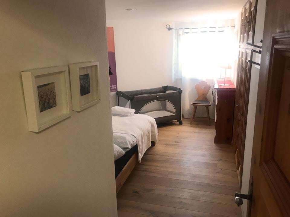 ห้องนอน 2 ชั้นใต้ดินพร้อมเตียงคู่ (และเตียงเด็กอ่อนจะถูกวางไว้ตามคำขอ)