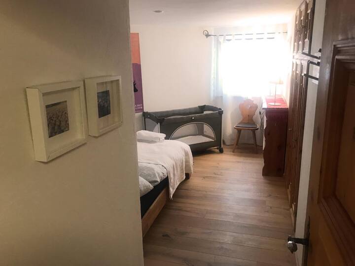 Спалня 2, мазе с двойно легло (и бебешко креватче ще бъдат поставени при поискване)