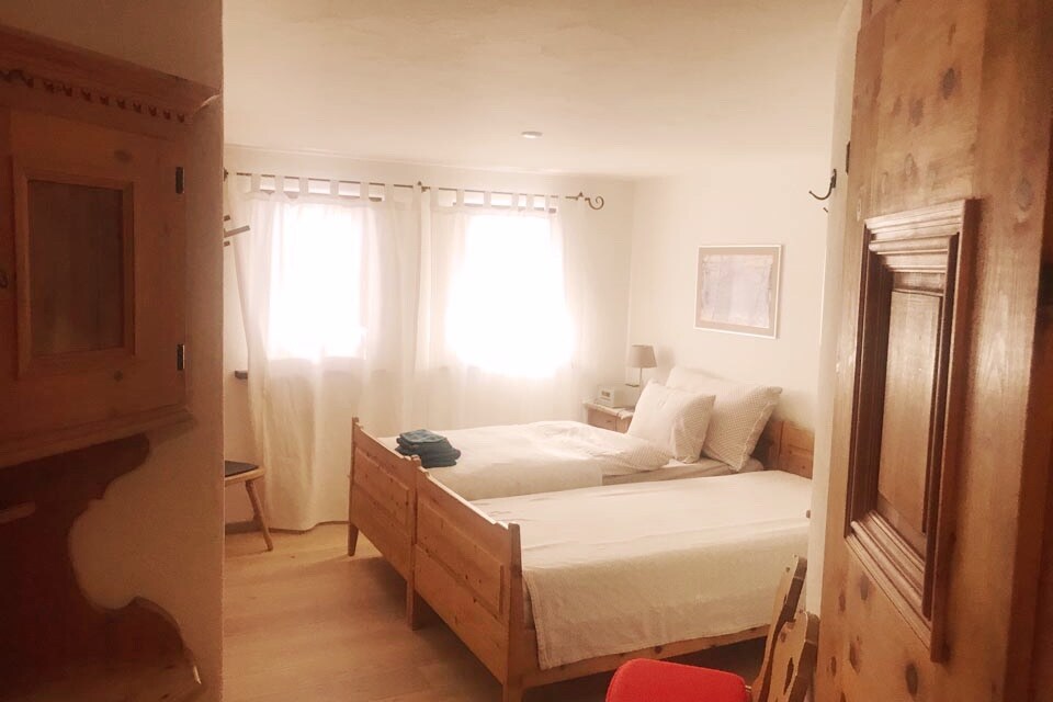 ห้องนอนชั้นใต้ดินพร้อมเตียงเดี่ยวสองเตียง